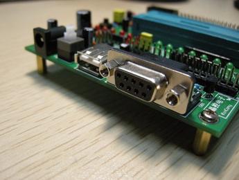 接口齊全，從左到右分別是：外接電源、USB供電口、RS232串口