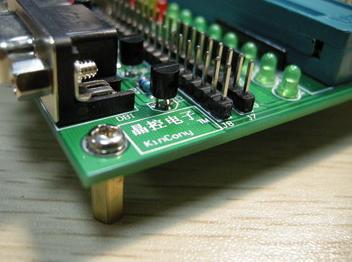 PCB四周的固定螺柱，讓PCB底層避免被金屬物碰到短路的現象