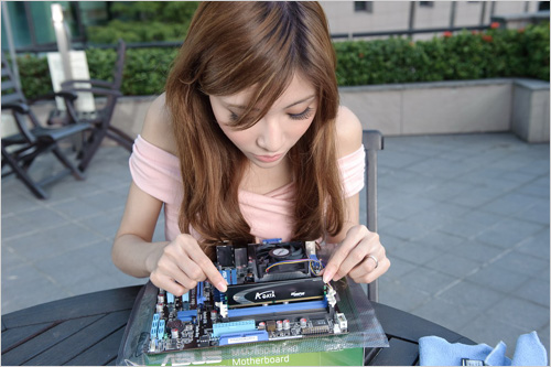 開核大作戰(zhàn) 美女手把手教你如何裝機