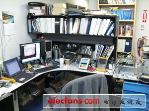 　　正如你看到的，所有需要的工具都觸手可及，電腦、調試器、計算器、萬用表、硬件、以及咖啡。。很多很多的咖啡。