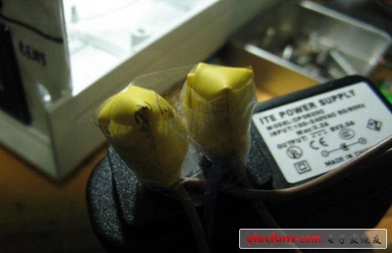 將兩個5V電源的輸入端并聯。左邊的是5V2A，給USB母座供電