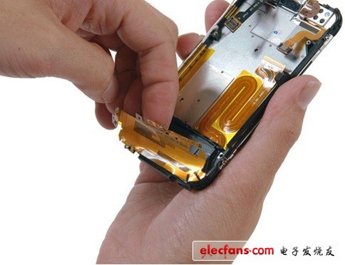從黑色的大塑料上撕下天線覆蓋薄片，這時你可以看到為什么iPhone背部下端有一部分是黑色的了，這一整個區域都被天線包圍