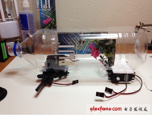 我用Arduino Ubo開發(fā)板來造這個(gè)機(jī)器人是因?yàn)閷@個(gè)小工程來說，它是一個(gè)很棒的微控制器
