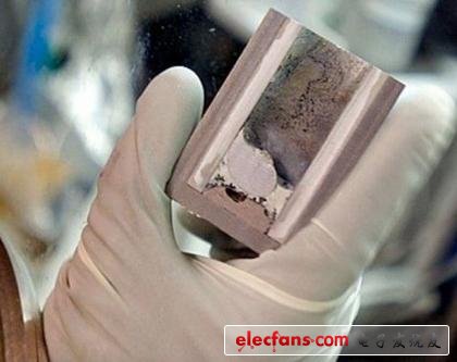 　　1、MIT研發電源轉換效率達230%的LED技術  　　據美國媒體近日報導，美國麻省理工學院（MIT）的研究人員通過一種插座轉換設備使發光二極管（LED）能夠比其消耗的電功率釋放出更多光功率，電源轉換效率可達到100%以上。  　　LED發光原理是將電能轉換為光。目前，設計出既明亮又高效的LED燈的最大障礙之一，是增加LED燈的輸出功率反而導致其效率下降。而麻省理工學院的研究人員解釋說，他們的研究成果大大降低了外施的電壓。根據計算，當電壓減少到一半，輸入功率降低了4倍，而發出的光功率與電壓保持一致，也達到一半。換言之，當輸出功率下降時LED發光率卻在增加。  　　  　　在實驗中，研究人員減少了LED的輸入功率，僅30皮瓦，而測量到輸出達69皮瓦的光量，效率高達230%。將相同的物理機制作用于任何LED，在外施電壓作用下，電子和空穴有一定的概率產生光子。研究人員并沒有像其他的研究一樣試圖增加這種概率，而是利用發生于設備里原子晶格的振動所散發的少量余熱產生更多電力。  　　這種利用余熱發光的過程可使LED稍微冷卻，其操作類似一個熱電冷卻器。雖然在室溫條件下，冷卻不足以提供實用性的溫度，但它有可能被用于設計不產生熱量的燈。當作為熱泵時，該設備可有助于固態冷卻應用程式，甚至是發電機設備。  　　理論上，這個低壓策略能夠在低電壓下產生任意高效的光子，研究人員希望該技術能提供一種新的測試節能極限電磁波通訊的方法。雖然在科學上這個方法很有趣，但其還不會立即促使超效率的LED商業化，因為示范項目僅能用很低的輸入功率產生少量的光。  　　2、機器人繪制大腦圖譜成功，類人腦計算機有望實現  　　機器人的存在使得人類基因組圖譜有望在12年內完成繪制，但在機器人的協助下，由微軟聯合創始人Paul Allen贊助、上月底完成的大腦圖譜項目只花了四年時間。麻省理工學院和喬治亞理工學院的研究人員現在希望利用機器人繪制大腦組成表和線路圖，幫助 IBM這樣的公司研發未來的感知計算機。  　　佐治亞理工學院工程教授Craig Forest表示：“通過機器人實現腦內活動自動測量以后，我們現在開始真正理解人腦的運作原理。想象一下，能夠模擬腦內的任何細胞、記錄它的反應以決定每種神經元的具體電子功能。再想象一下自動測量神經元之間的交流，比如學習過程中丘腦和大腦皮層之間的交流，或者手從熱爐灶縮回時海馬體和皮層之間的交流?！? 　　過去三十年間，大腦科學的進展一直受需要手動方法鎖定、記錄神經元活動的限制。但新的機器人與智能計算機算法能夠實現自動化，根據電子屬性為神經元分類。研究人員有望完成大腦必備器官及其內聯方法的類目，并據此打造未來的類人腦計算機。  　　發展順利的佐治亞理工學院在讀博士Suhasa Kodandaramaiah在Forest的實驗室工作，與麻省理工教授Ed Boyden合作用機器臂在活體大腦里引導微管。該探測器以兩微米的步距接近、觸碰神經元，測量電阻抗。  　　和幾乎每次都會在接觸中致使神經元破裂的手動方法不同，機器人可以在傷害神經元之前立刻停止。緊接著開始吸氣，然后將細小的電子探針插入、在動物依然存活時記錄下它的正常電子活動。記錄完成后，一組細胞基因構成樣本可以被取出以分析哪種基因當前正被激活。研究人員將在大腦各區域重復此流程，以期獲得大腦神經器官列表，包括它們的電子屬性。接下來研究人員計劃采用多尖端探針讓機器人同時在多點測量電子活動，從而獲得大腦不同區域交互的接線圖。  　　  　　MIT和佐治亞理工學院發明了一種機械探針（中間）。它被用來創建大腦器官列表和接線圖，以供芯片生產商模擬  　　Forest表示：“目前我們只在實驗室動物身上進行過實驗，但我們最終希望能將此技術用于人腦手術，以替代通過試錯判斷哪些神經元受損、需要移除?！? 　　研究人員希望能夠判斷多種大腦病變的電子跡象，比如帕金森綜合癥、自閉癥和癲癇。這不只是用來移除病變的神經元，還要幫助發現能夠讓神經元重歸正常的藥物。  　　研究人員還期望微芯片生產商能夠使用他們的大腦器官表和接線圖輔助類大腦的感知計算機項目，例如美國防務高級研究項目局（DARPA）的SyNAPSE（神經形態自適應塑料規模可控電子系統）。  　　這兩所實驗室希望新型機械探針方法能夠用于AutoPatcher.org提供的自制設備，或者直接從Kodandaramaiah、Forest和Boyden成立的新公司Neuromatic Devices購買完整機器人解決方案。  　　項目研究資金來自美國國家衛生研究所（NIH）、國家科學基金會（NSF）以及麻省理工媒體實驗室。項目的其他貢獻者還包括麻省理工在讀博士Giovanni Talei Franzesi以及麻省理工博士后Brian Chow。  　　3、MIT成功制造液態金屬電池，可產生可再生能源  　　據國外媒體報導，美國麻州理工大學（MIT）教授DonaldSadoway及其學生團隊，已經成功地制造了液態金屬電池。在將來某一天，液態金屬電池將可以產生像太陽能這樣的可再生能源，并建造更可靠的電網。液態金屬電池的構造其實很簡單，兩邊為液態金屬電極，中間夾著熔鹽。  　　事實上，這一液態金屬電池是“借助現有材料，創建更廉價產品”項目的產物。DonaldSadoway帶領自己的學生團隊參與了這一項目，并決定研發一塊巨大的廉價電池。  　　“擁有一塊巨大的電池，我們就可以解決間歇性問題，以現煤、氣體和核所使用的方式，保護電網不受風、太陽的影響。”DonaldSadoway在今年年初時曾解釋道。液態金屬電池的第一個原型還沒有鏡頭玻璃大，而最近的產品足有6英寸寬，電量存儲容量上升了200倍。更大的電池，其工作效率最終可能會使太陽能電池板和風力渦輪機上的能量存儲變得更容易。  　　  　　據悉，Sadoway和他的學生DavidBradwell近日已經成立了液態金屬電池公司（LiquidMetalBatteryCorp），也許不久后，我們就能在市場上看到了。  　　4、石墨烯再曝“神奇材料”特質：可自我修復  　　石墨烯是曾給研究者帶來諾貝爾獎的熱門材料，它有著多種奇特性質。英國一項最新研究又發現，這種“神奇材料”還具有自我修復的能力。  　　  　　石墨烯是只有一層碳原子的世界上最薄的材料，英國曼徹斯特大學科學家諾沃肖洛夫和同事因為在世界上最早制成石墨烯而榮獲2010年諾貝爾物理學獎，有他參與的一個研究小組在新一期英國《納米通訊》雜志上報告了本次最新發現。  　　為進一步探索石墨烯在電學方面的特性，諾沃肖洛夫等人嘗試讓石墨烯薄層與金屬不斷接觸，這個過程在石墨烯薄層上造成了許多孔洞。研究人員用電子顯微鏡觀察這些孔洞發現，孔洞中可能會嵌入金屬原子，但如果孔洞周圍還存在額外的碳原子，這些碳原子會將金屬原子“趕”出來，自己嵌入孔洞之中，并與石墨烯薄層中原有的碳原子相連接，使整個石墨烯薄層修復如初。  　　研究人員認為，這一現象說明石墨烯具有良好的自我修復能力，這將可以提高石墨烯的應用價值，進一步拓寬這種“神奇材料”展示身手的舞臺。  　　5、“時間隱形斗篷”研發成功，40皮秒僅是開始  　　據英國每日郵報報道，在諸多科幻電影中曾出現時空穿越的故事，但現實生活中人們是無法穿越時間，讓時間消失。然而，美國科學家使用一種非常先進的高科技技術，能夠精確地做到這一點。  　　科學家現已研制出一種“暫時隱形”裝置可以從視野中隱藏物體的活動過程，演示中通過加速和減速光束的不同部分，可隱藏物體的活動過程40皮秒。光束的不同部分之后反饋在一起，因此任何觀測者不能探測到“隱藏時間段”所發生的事情。被隱藏的信息和活動過程不能被讀取或者重建。  　　  　　科學家現研制一種“時間隱形斗篷”，能夠從視覺上隱藏事件活動過程?，F已示范通過加速和緩慢光束不同部分能夠隱藏40皮秒的時間  　　迄今為止，這項技術僅能隱藏40皮秒的短暫時間。或許未來警察將無事可做，做惡的犯罪分子會巧妙地利用這項技術，將他們做案的過程從時間上隱藏消失。同時，這項技術還可應用于超級保密通信?？茖W家認為這項技術甚至能與近期改進的“光學隱形斗篷”結合在一起，從空間和時間上隱藏事物的活動過程。  　　美國紐約羅徹斯特大學的羅伯特-博伊德和施志敏（音譯）指出，這就好像一個裝置能夠悄無聲息地使一個物體處于隱形狀態，研究人員目前證實這個系統能夠在時間上將一個事件隱藏起來。由于空間和時間隱形斗篷能在不同物理尺度下（空間和時間）分別生效，沒有根本的原因使這兩項技術無法結合在一起，未來有望出現一個完全的空間-時間斗篷。  　　  　　如圖，這是美國康乃爾大學提供的一張插圖，科學家現已證實一種新型隱形技術，能夠遮掩短暫時間內發生的事件整體經過  　　盡管如此，博伊德等研究人員現已證實首個單向暫時隱形裝置可投入多項應用，例如：增強光導纖維系統的安全通訊。未來可增大物體的隱形時間，從微秒等級提高至毫秒等級，并建造一種裝置能夠在不同方向入射光線下實現同步操作。  　　科學家通過加速和減慢光束的不同部分，能夠隱藏40皮秒的時間。從理論上進，在該時間空隙發生的任何事情都將隱形和無法探測，因此它并不存在于我們的時間感知能力。這項裝置可以用于超級保密通信，或者在科幻情節中，甚至能夠與光學隱形裝置結合起來，在空間和時間內實現隱形。  　　這種隱形效應可通過使用分裂時間透鏡，將光線分為較慢和較快“部分”，從而建立一個較小的時間間隙。不同于其他隱形裝置的折射物體周圍光線原理，這種時間隱形裝置是使用特殊透鏡壓縮穿過光纜的光線，從而使光線分成加速部分和減緩部分。這一過程使光線分離，而另一個透鏡則將分離的光線部分再次結合在一起，最終結果是光纜末端的光線未被改變，意味著兩個透鏡之間的空間并未發生任何事情。美國康乃爾大學莫蒂-弗雷德曼教授和同事稱，從觀測者角度，探測光束中隱藏著一個“時間洞”。他們指出，這項基于加速探測光束前端部分和減緩探測光束后端部分的實驗，將建立一個在事件活動過程中充分受控的時間間隙，這個探測光束在實驗中并未出現任何形式的改變。  　　之后這個探測光束通過逆向彌散控制存儲在它的原始形態中，總的來講，我們完成了第一個暫時隱形時間斗篷實驗，在時間域中成功地隱藏了一個探測光束的活動過程。我們的實驗結果表明現將向獲得一種復雜時間和空間隱形斗篷邁出重要的一步，科學家現已發現通過扭曲電磁場和操控一定空間體積周圍光線，來實現制造隱形斗篷的途徑，最終在空間內的任何事物都將消失。  　　研究人員使用叫做光電調幅器的兩個透鏡建造這個時間隱形裝置，他們發送一束光線穿過透鏡，第一個透鏡壓縮光線，第二個透鏡解壓光線，從而在時間域上產生一個短暫的間隙或者洞，從時間上這個短暫間隙并未記錄任何事件。對于人類肉眼，來自第二個時間透鏡的光線處于不間斷狀態，就好像未被扭曲變形。  　　從本質上，當光線穿過兩個透鏡時，透鏡之間將存在著一個空間-時間空隙，能夠遮掩這一短暫時間內發生的事件。如果編碼信息能夠隱藏在這個時間間隙，則很難被解碼，從而形成非常安全的保密通信信號。  　　另一方面，如果像這樣的隱藏時間間隙能夠脈沖式開啟和關閉，則可以用于攔截未被記錄的信號數據。研究人員在《自然》雜志撰文指出，未來此項技術有望突破隱形40皮秒的時間，或許未來這種時間隱形斗篷能夠隱藏任何事物的活動過程。  　　6、英國新型鋰電池儲能效率達95%，大幅降低光伏系統成本  　　英國南安普敦大學（University of Southampton）和REAPsystems合作研究發現了一種新型鋰電池，作為光伏系統的儲能裝置，儲能效率可提高至95%，可大幅度降低太陽能發電成本。  　　目前的大部分光伏系統還采用鉛酸電池作為儲能裝置，但相比而言，磷酸鋰鐵電池替換能充分發揮其優勢，包括提高儲能效率，延長使用壽命，降低單位成本等等。該 類型鋰電池用作儲能裝置，可把能源效率提高至95%，遠超過傳統鉛酸電池的80%，并且擁有1600次充放電使用壽命。  　　該項目由REAPsystems贊助，由MSc可持續能源技術院的學生岳武（Yue Wu）和他的主管Carlos Ponce de Leon博士，Tom Markvart教授，John Low博士領導。該項目特地研究使用鋰電池作為光伏系統的儲能裝置。  　　學生岳武說，“鉛酸電池是傳統用于大多數光伏系統的儲能裝置。然而，作為儲能裝置，鋰電池，特別是我們使用的LiFePO4電池，擁有更有利的特點。”  　　  　　這些數據的收集，需要連接磷酸鋰鐵電池（lithium iron phosphate battery）和光伏系統，光伏系統安裝在大學的建筑物上，使用由REAPsystems提供的特別設計的電池管理系統。  　　岳補充說，“研究表明，這種鋰電池有95％的能源效率，而目前常用的鉛酸電池，只有80％左右。而鋰電池的重量較輕，且有比鉛酸電池更長的使用壽命。充放電次數能達到1600個周期，這意味著他們不需要經常更換。”  　　雖然在投入商業光伏發電系統之前，電池還需要進一步的測試。但研究已經表明，LiFePO4電池有望提高太陽能發電系統的效率，并有助于降低其安裝和保養費用。Carlos Ponce de Leon博士和John Low 博士正計劃和一群新的學生做進一步項目研究。  　　REAPsystems 的創始人和南安普敦大學的前研究員Dennis Doerffel博士說：“對于各種能源（可再生或不可再生），儲能裝置，如電池，在能源利用方面起著重要作用，與傳統的鉛酸電池相比，LiFePO4電 池具有更高的效率，更長的使用壽命，重量更輕，成本更小。我們有望能看到這種電池被廣泛用于光伏系統用，以及其他可再生能源系統。”  　　7、微軟人機交互模式顛覆出世，Kinect將具備讀唇“神功”（圖）  　　導語：科技網站TechCrunch 2月6日發表評論文章指出，微軟正在開發顛覆性的人機交互模式，希望通過自然用戶交互模式來幫助電子產品識別人類用戶的各種動作表情，徹底改變傳統的電腦輸入輸出模式。  　　  　　微軟正努力將Kinect融入PC  　　以下為文章全文：  　　在西雅圖的某個地方，微軟研究實驗室部門正投入一項創新研發中，希望徹底重塑人機互動方式。雖然該研究還未公開，研究僅停留在原型形式階段，但該項工作毫無疑問正在大力推進過程中。  　　上周有消息顯示微軟正致力于將Kinect植入筆記本電腦上，之后還有可能引入到平板和手機中。此舉不僅僅是讓產品可以提高游戲體驗，還使電子產品具有下一代的識別特性。 iPhone 開創了觸摸式智能機的新時代，而微軟正致力于開辟下一個新時代，那就是產品能夠全方位感知用戶的時代。  　　作為人類的一個個體，你如何體驗周圍的世界呢？通常是通過觀察和聽覺，還可以通過觸覺、味覺、嗅覺感知環境。但目前的產品卻被嚴重限制在極其有限的觸覺識別性能中，它們為什么不能具有人類一樣的識別性能呢？  　　這方面實際上有一個不錯的理由，那就是電腦不需要像人類，因為電腦不是人類。多年來人們都是這樣認為的。數十年來，電腦的主要作用即是安靜地擺放在那里，從事人類無法完成的計算工作，與一部電腦展開的互動完全僅限于輸入和輸出。  　　但是手機、觸摸屏和筆記本電腦的出現使人類開始改變對電腦的看法，電腦變得更人性化、交互式更強、更強調雙向交流?？萍嫉拇嬖谑闺娮赢a品變得更像人類。  　　交互顛覆  　　這與微軟的想法不謀而合。盡管在科技發燒友心目中，微軟只是一家平庸的大型科技公司，憑借1990年代末、21世紀初的PC大發展一躍而起，但是微軟的研發部門卻是世界一流的，一直致力于創新思想的構建及創新產品的研發。但要將創新思想轉變成適應微軟生態系統的產品并非易事，即使這不難，微軟也不具備這樣的天賦。  　　而致力于自然用戶交互（NUI）方面的研發前景更廣闊。人們通過游戲接受這種概念：Wii開創了這種模式，而 Kinect 將這種模式引入了家庭。雖然這種模式在應用中反應不太靈敏，音控表現欠佳，人們只是對能與內容和產品進行互動的新方式感到好奇。多年來，人們總是對互動興趣不減，在互動實現方面做出了各種嘗試，通常以科幻電影和電視的方式。  　　因此，人們需要互動，而微軟想要實現創新的互動，微軟也掌握著技術。收購Kinect知識產權是極其聰明的舉動，可能比微軟想到的更聰明。Wii先是創造了這個新的市場，隨后這種模式迅速發展成為一種與電腦交互的全新形式，一種使微軟在將來顯得與眾不同的新方式。  　　讀唇“神功”  　　據報道，新型Kinect及深度紅外傳感器能讀唇語。乍一聽起來這種想法有些愚蠢，但為什么想到開發這種模式呢？也許是因為讓電子產品在整個房間或在嘈雜的環境中都能更好地識讀用戶指令，這樣用戶不必關掉音樂也可在電視或平板電腦上搜索信息和瀏覽網頁。  　　這足以看出，它只是產品所具有的整體感官系統的一部分。這些新型設備將具備面部及語音識別功能，因此設備只接受用戶本人口述的密碼輸入，而不會接受其他人的密碼口述。他們能在擁擠的人群中或嘈雜的環境中識別出用戶，并能感知用戶何時下達指令，因為他們能識別用戶的眼神交流或唇語。這聽起來似乎荒謬至極，但卻是一種完全自然的方式。  　　這種模式的另一個特性是3D桌面，支持用戶用手抓取文件并隨意放置。這個功能以前曾試驗過。當然，Windows 8正在研發二維顯示性能，因此3D更可能是一項研究項目，但仍具有趣味性。試想你可能做的基本姿勢。其中描述的一個姿勢是拉開抽屜。在富有活力的文件和文件夾桌面中，下列哪種模式更加自然呢：是手掌向上展示任務列表，還是手指沿逆時針方向是取消操作，而順時針則是下達重做指令？  　　用戶體驗反映了用戶需求及設備能力。數年來，人們滿足于用手指觸摸玻璃屏幕發送電子信號的性能，主要是因為電容式屏幕性能好且便宜，沒有人希望在手機里插入鼠標進行操作。但是，與新移動產品及信息交互的方式很多。很快，玻璃觸摸屏將與命令行界面一樣離我們越來越遠。  　　然而，一些人無疑會想，目前一些命令行界面仍在使用。當然，鼠標與鍵盤便于提高生產率，筆和紙更利于于勾畫想法，耳機便于在公共場所聽音樂。雖然此類應用不計其數，但需要認識到的是，一種模式可能需要讓路給新模式，或干脆就是這種模式已不再適用。  　　微軟正在此方向努力研發，而蘋果很可能并沒有袖手旁觀，只不過是沒有公開相關信息而已。這次，蘋果在這方面似乎錯失了先機。微軟在NUI領域搶先起步，至少兩年來已經收購并研發了深度的個人傳感器產品。雖然蘋果在這方面完全有能力加大投入，但無疑微軟已經發覺了這個先機，并將盡力維持這種先發優勢。  　　8、RIM燃料電池專利可望突破移動設備續航能力瓶頸  　　雖然RIM最近少有新的產品推出，但是遠在滑鐵盧的RIM工程師們并沒有停下手中的工作。最近在美國專利局又通過了一項RIM申請的專利，內容就是燃料電池。該技術試圖將燃料電池引入移動設備，來幫助設備在續航方面有所改善和突破。  　　  　　電池放置的位置位于鍵盤與主板之間。專利說明原文如下：  　　A mobile device having： a keyboard; a printed circuit board having at least one contact responsive to the keyboard; and a fuel cell assembly having： a fuel cell located between the keyboard and the printed circuit board， the fuel cell having a membrane and at least one aperture corresponding with the at least one contact; a tank adapted to store a fuel for the fuel cell; and piping connecting the tank with the fuel cell， where the fuel cell ventilates through the keyboard. Alternatively， the fuel cell acts as the printed circuit board and at least one contact for the keyboard is printed onto the fuel cell.  　　據了解，燃料電池和鋰離子（聚合物）電池的區別是，前者將化學能轉為電能，需要補充反應物。  　　燃料電池（FuelCell）是一種將存在于燃料與氧化劑中的化學能直接轉化為電能的發電裝置。燃料和空氣分別送進燃料電池，電就被奇妙地生產出來。它從外表上看有正負極和電解質等，像一個蓄電池，但實質上它不能“儲電”而是一個“發電廠”。簡單地說就是利用化學反應電荷轉移發電。這樣應該就能解決容量問題，但問題是反應物的填充，就像需要加油站作支持一樣，好處就是，用完補充就可以了。不用等待充電。  　　9、22納米Ivy Bridge處理器芯片拆解分析  　　研究機構UBM TechInsights已著手進行英特爾最新一代處理器Ivy Bridge的拆解分析；該款芯片是英特爾首款采用22納米工藝以及3D晶體管技術的產品，尚未正式上市。有一些媒體猜測，英特爾可能最快會在4月29日發表該款產品，也有傳言指出，該芯片的上市時程可能會延遲至7月。  　　一位英特爾發言人表示，Ivy Bridge處理器“很快”就會正式發表，他補充：“我們從去年底開始就已經進行該芯片的生產?！彼囊馑紤撌侵冈撔酒瑯颖?，而UBM TechInsights已經取得了一顆在馬來西亞封裝，標記為3.3GHz Core i5-3550的Ivy Bridge處理器芯片，其裸晶面積尺寸為170mm2，小于目前Sandy Bridge i7 2600K處理器的208mm2。  　　在初步測試中，UBM TechInsights發現該處理器芯片內含柵極間距（gate pitch）為90納米的嵌入式SRAM陣列，還發現柵極長度為22納米的邏輯區塊。半導體產業界大多認為，下一個重要工藝節點是28納米；包括 Altera與Xilinx都已經推出28納米工藝FPGA，AMD與高通（Qualcomm）也正在委托GlobalFoundries 、臺積電等晶圓代工廠生產28納米芯片。  　　英特爾的獨特22納米工藝技術是采用了又稱為FinFET的3D晶體管，該種技術號稱可降低漏電──這也是目前尖端工藝芯片最大的問題。其他芯片廠商也表示，他們將在次20納米工藝采用類似的技術。  　　UBM TechInsights將于5月分兩階段公布對Ivy Bridge芯片的拆解報告，第一階段將包含詳細的邏輯架構分析，包括該芯片的制程技術、嵌入式存儲器、邏輯柵與I/O晶體管，并有高分辨率的芯片內部圖像；第二階段的報告則將分析該款處理器的晶體管特性，包括其NMOS、PMOS晶體管的DC電氣特性分析、柵極數據與溝道泄漏電流。  　　此外該報告還將顯示在三個溫度階層的處理器性能測試結果；分析師將采用掃描與隧穿電子顯微鏡、擴展電阻測試（Spreading Resistance Profiling）以及X光等技術。以下先披露報告中的幾張精彩圖片：  　　  　　圖為Ivy Bridge的隧穿電子顯微鏡斷面圖，可看到內部的3D晶體管  　　  　　  　　較上方的圖片是Ivy Bridge的裸晶，下方則是Sandy Bridge i7 2600K  　　10、實驗證明中微子超光速？愛因斯坦時代將會結束（圖）  　　李淼是中國科學院理論物理研究所的研究員， 曾任中國臺灣大學和中國科學技術大學客座教授。他主要研究量子場論、超弦理論以及宇宙學， 最近致力于研究超弦中的黑洞物理、超弦宇宙學以及暗能量。  　　如果OPERA 實驗的結果得到其他實驗的驗證，相對論，這個已經被檢驗了無數次的物理學基礎之一將被動搖，后果和影響將是巨大的。  　　撰文李淼  　　2011 年9月22 日下午，意大利格蘭· 薩索國家實驗室的 OPERA（Oscillation Project with Emulsion-tRacking Apparaturs 的縮寫）項目組宣布，他們探測到的中微子速度超過了光速，同時將一篇學術論文發布在著名學術論文網站arXiv 上。  　　  　　意大利格蘭薩索國家實驗室底下的中微子探測器。  　　在文章中，項目組謹慎地表示，他們反復檢查了所有可能出現的誤差，但還是解釋不了中微子為何會比預計時間早到了約60 納秒（中微子是從歐洲核子研究所發出，目的地是意大利格蘭· 薩索國家實驗室，兩地相距約730 千米。通常來說，中微子應該和光同時到達），因此只得將測量結果公之于眾，希望整個物理學界幫助他們找出可能出現的錯誤。  　　一納秒是十億分之一秒，光速約為每秒30 萬千米。一納秒內，光可以前進30 厘米，由于中微子速度和光速差不多，因此中微子在60 納秒內比光多跑了18 米，說明中微子的速度比光速快了四萬分之一倍。這個相對增速并不大，但恰好在OPERA 實驗可以探測到的范圍內。如果將數據統計和實驗儀器的不確定性加起來，OPERA 實驗的誤差在10 納秒左右，所以60 納秒這個數字，絕不能簡單地用誤差來解釋。  　　如果該結果得到驗證，相對論，這個已被檢驗了無數次的物理學基礎理論將被動搖，后果和影響將是巨大的。所以，物理學家在采取謹慎態度對待這個實驗結果的同時，還懷著強烈的期待——不論這期待是什么。  　　不可思議的實驗  　　我們來回顧一下OPERA 實驗的過程。首先，歐洲核子研究所的超級質子同步加速器產生出4 000 億電子伏的質子流。這些質子經過一段管道后，擊中一塊長為兩米的石墨，產生κ介子和π介子，這些介子繼續前行一千米，在此過程中衰變成μ子和μ子型中微子。接著，所有這些粒子與一個鐵－石墨靶碰撞，除了中微子外，其他粒子都會被阻擋。  　　由于中微子能穿過任何物體，因此它們直接飛往格蘭· 薩索國家實驗室。同時，研究人員會測量μ子的數量，所得結果將和格蘭· 薩索實驗室測量到的中微子數相比較。中微子從歐洲核子研究所到格蘭· 薩索實驗室的旅行都是在地殼中進行，距離是732 千米。這個距離是用全球定位系統（GPS ）來測量的，兩地時鐘也是通過這個系統來校準。OPERA 項目組稱，距離的測量誤差不會超過20 厘米，時鐘的誤差也不超過10 納秒。通過長達半年的數據分析，項目組終于宣布了驚人的初步結果。  　　把初步結果公布在arXiv 上之后，OPERA 項目組又要求歐 洲核子研究所提供新的質子流，因為此前的質子流太長，這會引起不必要的誤差。新的質子流不到一米長，相當于光速運行 3納秒的距離，遠短于60 納秒，這就排除了最可能出現的誤差。進行了半個月的重復實驗后，研究人員探測到20 個中微子，結果中微子的到達時間仍提前了62.1 納秒。同時，不同的研究人員還重新分析了此前的數據，得到的結果是，中微子的到達時間平均提前了57.8 納秒，這與重復實驗的結果是吻合的。經過近兩個月的細心檢查和重復實驗，OPERA 項目組把9月23 日的那篇文章加長了10 頁后，終于正式向學術期刊投稿了。  　　質疑  　　盡管經過長時間的數據分析和重復實驗，OPERA 項目組自認已經排除了所有可能出現的誤差，但在學術界，大多數科學家仍對OPERA 實驗持懷疑態度。要判斷這個結果到底有多大可信度，我們首先要考慮它是否與以前的高能物理實驗相矛盾。  　　在此之前，科學家就做過與中微子速度相關的實驗。比如，美國費米實驗室就曾做過這類實驗，給能量在300 億到2 000 億電子伏之間的中微子定一個速度范圍——不論低于還是超過光速，它們與光速的速度偏差都不應該超過兩萬五千分之一（也就是說，這是誤差允許的范圍）。這個范圍與OPERA 實驗并不矛盾，因為在該實驗中，中微子的速度只超過光速四萬分之一。不過在2007 年，費米實驗室的一個研究組在實驗中發現，30 億電子伏的中微子的速度似乎比光速快了兩萬分之一倍，明顯超出上述速度范圍，但在當時，這個結果沒有引起物理學界的重視，主要原因是誤差太大，實際結果可能低于光速。  　　看上去直接與OPERA 實驗相矛盾的，是在1987 年針對一顆超新星的觀測實驗。這顆超新星被命名為1987A ，當時，科學家觀測到這顆距離我們近17 萬光年的超新星的同時，也觀測到了大約20 個中微子。比較光子和中微子到達地球的時間，研究人員得出的中微子的速度范圍是，與光速的偏差不會超過五億分之一，這遠小于四萬分之一，因此與意大利實驗相矛盾。但是，該觀測實驗卻與OPERA 實驗有幾個不同之處：第一，超新星輻射出的中微子中，絕大多數是反電子型中微子；第二，地球上探測到的中微子的能量只有1 000 萬電子伏，遠遠小于 OPERA 實驗探測到的中微子能量——后者的能量范圍是140 億到400 億電子伏；最后，超新星發出的中微子絕大多數是在太空中旅行，而OPERA 的中微子則是在地殼中前行。因此，超新星觀測實驗與OPERA 實驗的結果是否真的矛盾，還值得商榷。  　　在網上，9月23 日的那篇論文已經被引用160 多次，而引用該論文的文章，半數以上都是研究超光速中微子相關問題的。這些文章中，多數是用不同的理論來解釋中微子的超光速現象，少數是質疑這個實驗結果的。而在眾多質疑的文章中，美國科學家安德魯· 科恩（Andrew Cohen ）和1979 年諾貝爾物理學獎得主謝爾頓·格拉肖（Sheldon Glashow ）的文章最引人注意（參見本期前沿掃描《超光速中微子》）。他們指出，根據弱相互作用理論，如果中微子的速度超過真空光速，中微子會輻射電子和正電子，損失能量。不論歐洲核子研究所發出的中微子起始能量有多大，到達格蘭· 薩索的中微子的能量都不能超過125 億電子伏，這顯然與OPERA 的測量結果相矛盾。當然，在科恩和格拉肖的計算中，他們假設了中微子的能量與速度存在依賴關系，很多人認為，如果改變能量與速度的依賴關系，中微子也許就不會損失能量。但我們的計算發現，不論如何改變這種的依賴關系，中微子都不可避免地會損失很多能量。  　　為了規避“科恩－格拉肖問題”，有些極端的理論物理學家提出，超光速中微子如果發生弱相互作用，能量不再嚴格守恒，取而代之的是一種新的能量守恒定律。在這種新的守恒定律中，中微子的能量要乘以一個“破壞因子”，這樣就徹底規避了“科恩－格拉肖問題”。這種觀點看上去很有吸引力。  　　當然，更多的物理學家選擇無視OPERA 實驗的結果，例如 1979 年諾貝爾物理學獎得主史蒂文·溫伯格（Steven Weinberg）說： “這個實驗令人印象深刻，但更多的粒子并沒有超光速，而涉及中微子的實驗通常又極端困難。就像有人說，在花園深處有一些小仙女，但我們只能在漆黑和有濃霧的夜晚才能看到。”  　　我也在很多場合談論過中微子超光速現象，但我也一直表示，這個結果正確的可能性并不高，即使OPERA 項目組做了重復實驗后，我也沒有徹底改變我的態度。因為如果這個不可思議的結果被證實，將會給物理學界帶來一場“大地震”。  　　修改相對論？  　　很多人都知道，愛因斯坦相對論，特別是狹義相對論，是建立在光速不變基礎上的。不論我們以什么速度勻速運動，我們測得的光速總是一樣。另外，無論光源相對我們做什么運動，我們測得的光速也是一樣。測量光速是否變化的一個著名實驗是邁克爾遜－莫雷實驗。這個實驗很簡單，讓光從一個光源發出，經過兩個不同路徑后，到達同一個地方，然后發生干涉。  　　如果光速與方向有關，并與我們的運動速度有關，那么當我們轉動邁克爾遜干涉儀，就會看到干涉條紋的移動，或當我們運動起來，也會看到干涉條紋的移動。我們知道，地球相對太陽運動，運動速度大約是每秒30 千米，所以冬季和夏季地球有一個每秒60 千米的相對運動速度。但在實驗中，科學家并沒有發現這個相對運動速度，也就是說光速與地球的運動無關。  　　19 世紀末，邁克爾遜和莫雷所做的實驗得出了光速變化的范圍：不會超出每秒8千米，與30 萬千米相比，不到三萬分之一。到了本世紀，光速的精確度已經達到10 -17 。現在，光速已成為一個標準，被定義為每秒299 792 458 米。又由于*原子鐘非常精準，一天的誤差也不會超過一納秒，因而我們可以用光速和時間來定義距離。在OPERA 實驗中，歐洲核子研究所到意大利格蘭·薩索實驗室的距離，就是通過全球定位系統利用光速來測量的。  　　因此，愛因斯坦并沒有錯，至少，光速是不變的。那么我們就會問，不是說在相對論中，光速是一個不可超越的極限嗎？回答這個問題并不容易。原則上，相對論并沒有排除超越光速的可能。超光速的粒子通常被稱為快子，相對論告訴我們，快子的行為很古怪，速度越高，能量越低。這種古怪特性加上量子力學，使得人們認為快子不可能存在，因為量子力學允許快子不斷地輻射能量，在快子輻射能量之后，它的速度反而加快了。這個現象與不穩定性有關，也就是說，如果存在快子，那么快子會使我們生活的空間很快發生爆炸。  　　在OPERA 實驗中，超光速中微子并不簡單地意味著它們就是快子。事實上，項目組在4個不同的能量水平上測量了中微子的速度，結果發現中微子的速度是不變的，也就是說，在140 億到400 億電子伏這個能量范圍，中微子都超光速，而且超出的部分都大約為光速的四萬分之一?？熳拥哪芰亢退俣鹊年P系肯定不是這樣的。另外，1987A 超新星的中微子能量更低，速度也更低，這也和快子的行為矛盾。  　　那么我們能得出什么結論？因為快子是相對論允許的，而中微子不是快子，所以，盡管我們肯定光速不變，但相對論還是錯了；所以，如果一年后新的實驗驗證了OPERA 實驗的結果，我們可以肯定地說，相對論必須修改！  　　OPERA 實驗的另一個結果也非常奇特。過去三年中，研究人員在不同的季節統計了中微子速度，速度也與季節無關。也就是說，中微子速度雖然超出光速，但和光速類似，它與季節也就是與地球的運動無關。如果我們假定，一個理論中存在兩個不變的速度，這個理論中的時空將是特別怪異的。例如，我們可以利用光速不變定義距離，也可以用中微子速度不變定義距離，但在不同的參照系中，這樣定義出來的距離并不一致！這個例子說明，長度的定義不絕對。而比長度定義不絕對更令人驚駭的是，事件這個概念也不絕對了。  　　總之，中微子超光速的結論很可能經不起其他實驗的檢驗，但是，萬一通過了檢驗，我們的時空觀就將徹底改寫，物理學的基礎理論之一粒子物理也將改寫。甚至，愛因斯坦的另一個著名理論——萬有引力的時空彎曲理論同樣會改寫。
