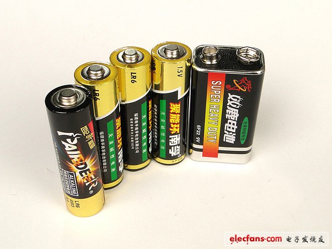 4節5號（AA）電池和1塊9V疊層電池