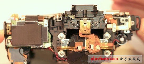 一個小細(xì)節(jié)展示了5D III設(shè)計(jì)上的改進(jìn)：用螺絲固定的電池卡扣做的非常容易更換