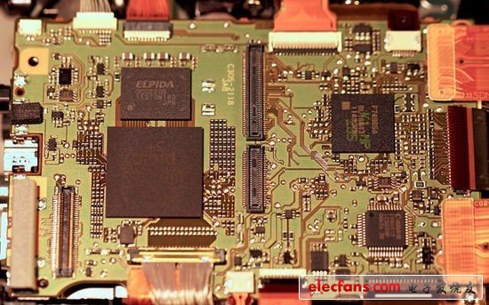 5D III主板全貌。DIGIC 5+處理器很大，它上面的芯片是DRAM