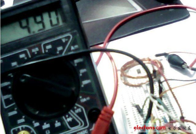 　5V供電，接收的電壓4.9V（如果調(diào)節(jié)可調(diào)電阻的話可以更高。）：