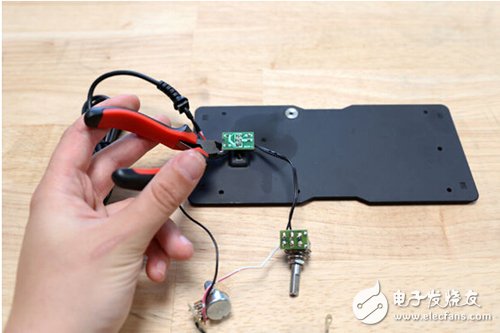 腳踏七彩“翔”云？看清楚，那可是充電器！
