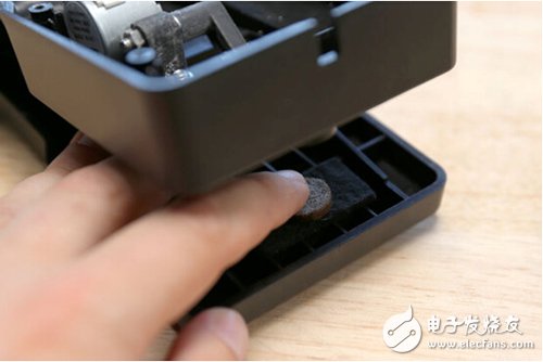 腳踏七彩“翔”云？看清楚，那可是充電器！