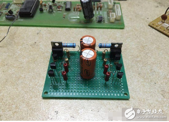 　　最近閑著沒事，本著功放發燒友的動力制作一臺迷你功放。雖說迷你，但其實并不小巧，5口交換機也不大，再加上交換機也是壞的就干脆利用上了！功放還是采用了雙差分電路。本人從事電子行業的這些年發現，很多家庭影院或者大型娛樂會所用的功放幾乎都是這種電路，也許是因為這種電路工作穩定。放大失真低的原因。。。我從網上找到的電路，記得之前我也用這個圖紙做過，后來怎么解決的忘了！