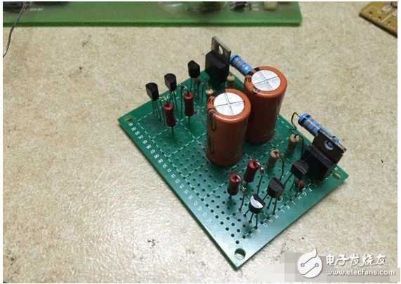 　　最近閑著沒事，本著功放發燒友的動力制作一臺迷你功放。雖說迷你，但其實并不小巧，5口交換機也不大，再加上交換機也是壞的就干脆利用上了！功放還是采用了雙差分電路。本人從事電子行業的這些年發現，很多家庭影院或者大型娛樂會所用的功放幾乎都是這種電路，也許是因為這種電路工作穩定。放大失真低的原因。。。我從網上找到的電路，記得之前我也用這個圖紙做過，后來怎么解決的忘了！