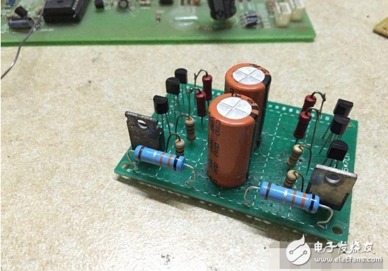 　　最近閑著沒事，本著功放發燒友的動力制作一臺迷你功放。雖說迷你，但其實并不小巧，5口交換機也不大，再加上交換機也是壞的就干脆利用上了！功放還是采用了雙差分電路。本人從事電子行業的這些年發現，很多家庭影院或者大型娛樂會所用的功放幾乎都是這種電路，也許是因為這種電路工作穩定。放大失真低的原因。。。我從網上找到的電路，記得之前我也用這個圖紙做過，后來怎么解決的忘了！