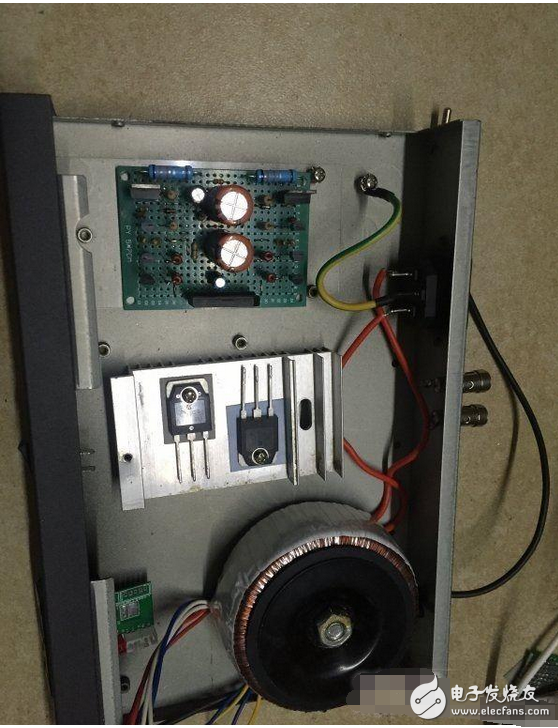 　　最近閑著沒事，本著功放發燒友的動力制作一臺迷你功放。雖說迷你，但其實并不小巧，5口交換機也不大，再加上交換機也是壞的就干脆利用上了！功放還是采用了雙差分電路。本人從事電子行業的這些年發現，很多家庭影院或者大型娛樂會所用的功放幾乎都是這種電路，也許是因為這種電路工作穩定。放大失真低的原因。。。我從網上找到的電路，記得之前我也用這個圖紙做過，后來怎么解決的忘了！