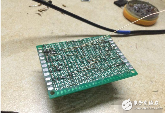 　　最近閑著沒事，本著功放發燒友的動力制作一臺迷你功放。雖說迷你，但其實并不小巧，5口交換機也不大，再加上交換機也是壞的就干脆利用上了！功放還是采用了雙差分電路。本人從事電子行業的這些年發現，很多家庭影院或者大型娛樂會所用的功放幾乎都是這種電路，也許是因為這種電路工作穩定。放大失真低的原因。。。我從網上找到的電路，記得之前我也用這個圖紙做過，后來怎么解決的忘了！