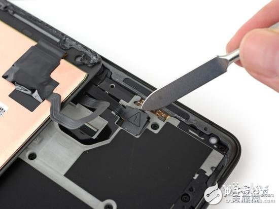 將金屬中框架取下后就能看到電池、主板，還有位于中框架另一側的金屬導熱管，這將有利于“解放”手機的性能并且提高散熱效率。