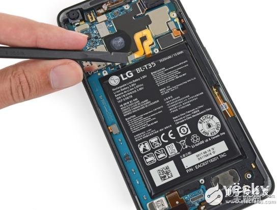 但是今年LG并沒有加入類似的設計，所以取下電池的過程就需要撬片…慢慢來吧!