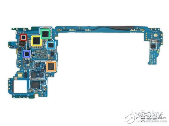 接下來處理手機邊框上的一些模塊，比如音量鍵、電源鍵，通過拆解可以看到這兩部分被“集成”到一個塑料框架上。