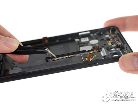 然后是手機底部的揚聲器組件。