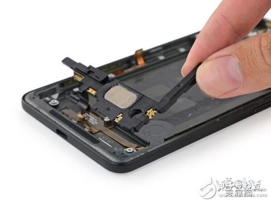 然后是支持邊緣壓力操作的傳感器。傳感器被安置在金屬中框內側的金屬凹槽中，采用柔性印刷電路板連接，對稱排布在手機下端。