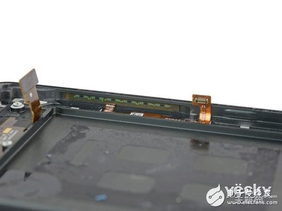 在電路中有多組傳感器，ifixit推測這些傳感器由變形敏感電阻組成，在擠壓、伸展的過程中改變其電阻，從而實現控制。