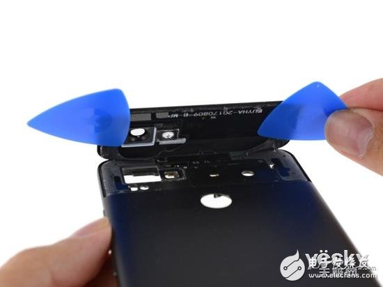 拆解背部玻璃材質區域只能從手機的外部入手，其下方有天線以及連接線纜。