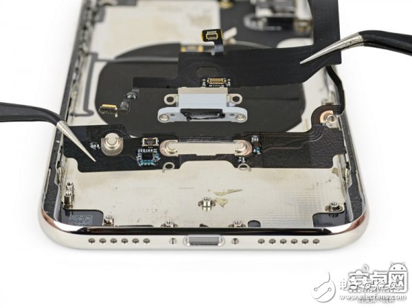 iPhone X最專業深度拆解！驚現神秘芯片